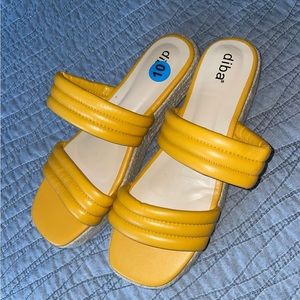 NWOT Diba Mustard Yellow Flat Platform Sandals size 10